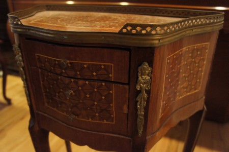 木目に飾り金具仕様でGOOD！